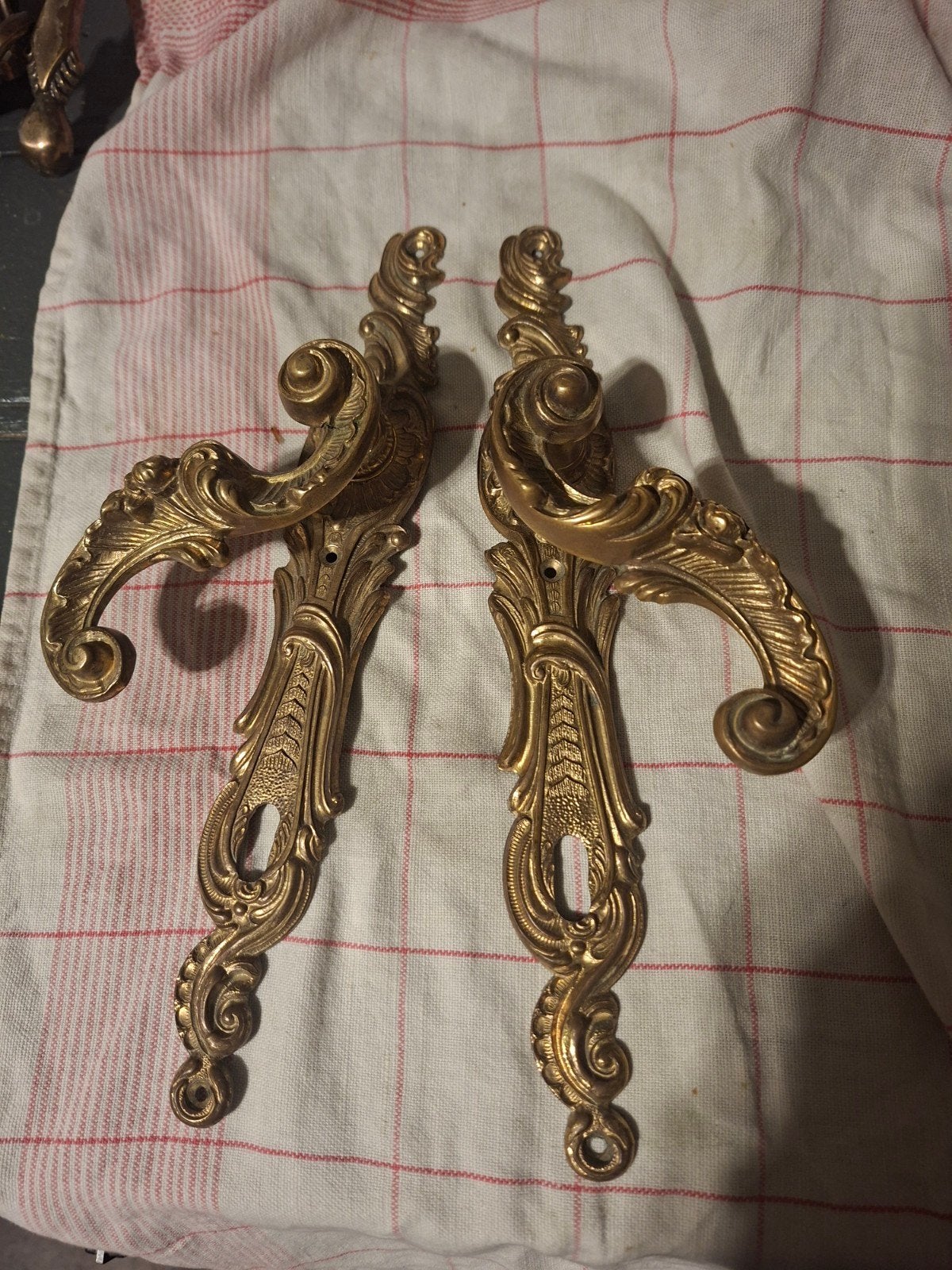 Prachtige Set Antieke Barok Deurklinken / Langschilden – Mes, Ophalen of Verzenden