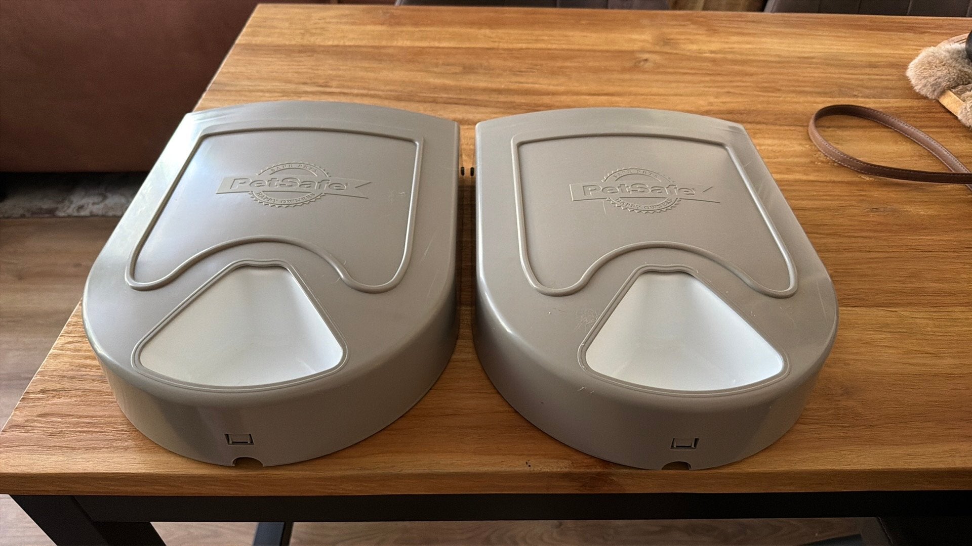 2x petsafe automatische voerbak, €25,- per stuk, Ophalen, Gebruikt