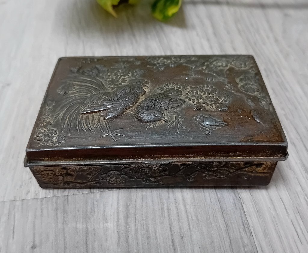 japanse doosje met relief hanen en bloemen, Antiek en Kunst, Curiosa en Brocante, Ophalen of Verzenden