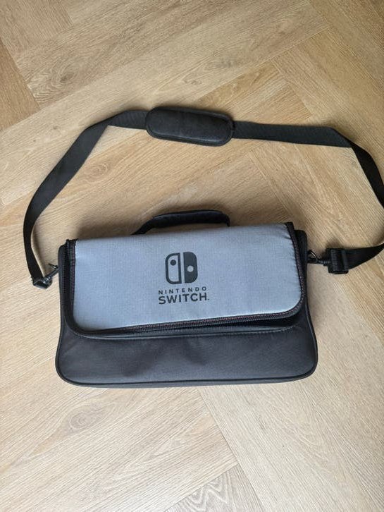 Nintendo Switch draagtas met schouderband, Ophalen of Verzenden, Zo goed als nieuw, Switch Original