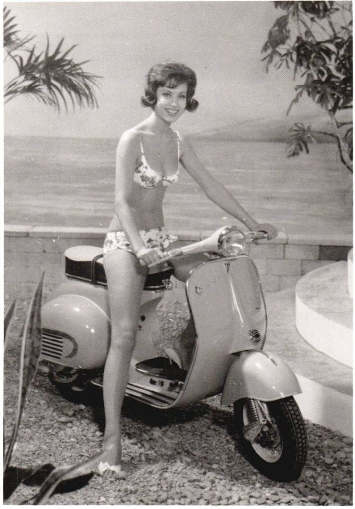 Vespa scooter met bikinidame, Ophalen, Nieuw, Motoren