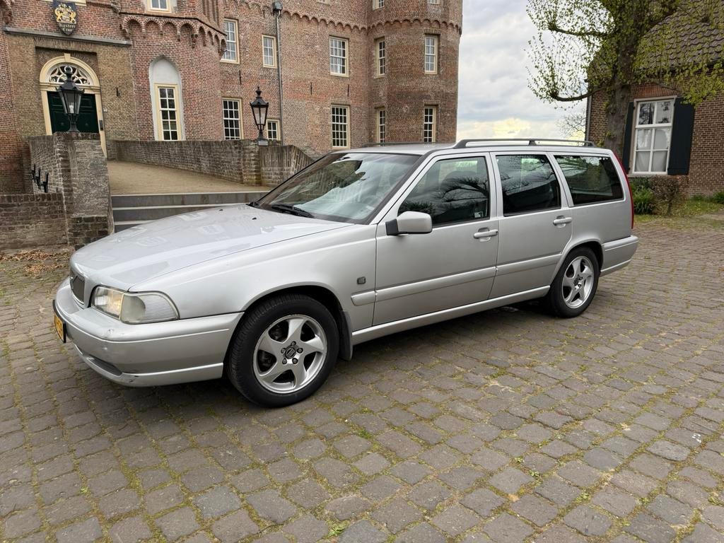 Volvo V70 2.5 1999 Grijs, koude airco, vol jaar APK!, Auto's, Volvo, Voorwielaandrijving, Zwart, 1600 kg, Zilver of Grijs