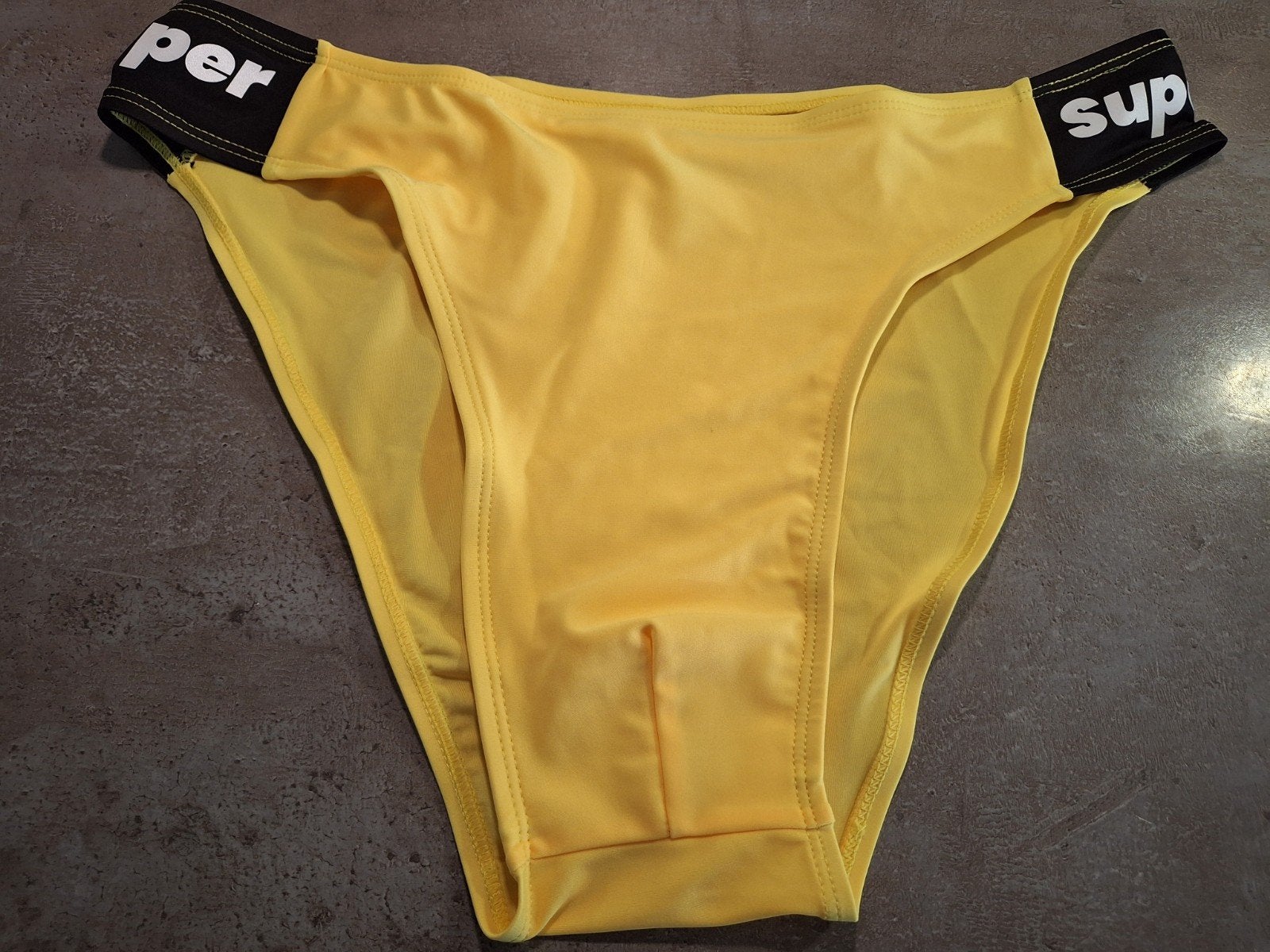 Nieuwe gele zwemslip maat L met 'super' band, Verzenden, Maat 52/54 (L), Geel, Zwemslip