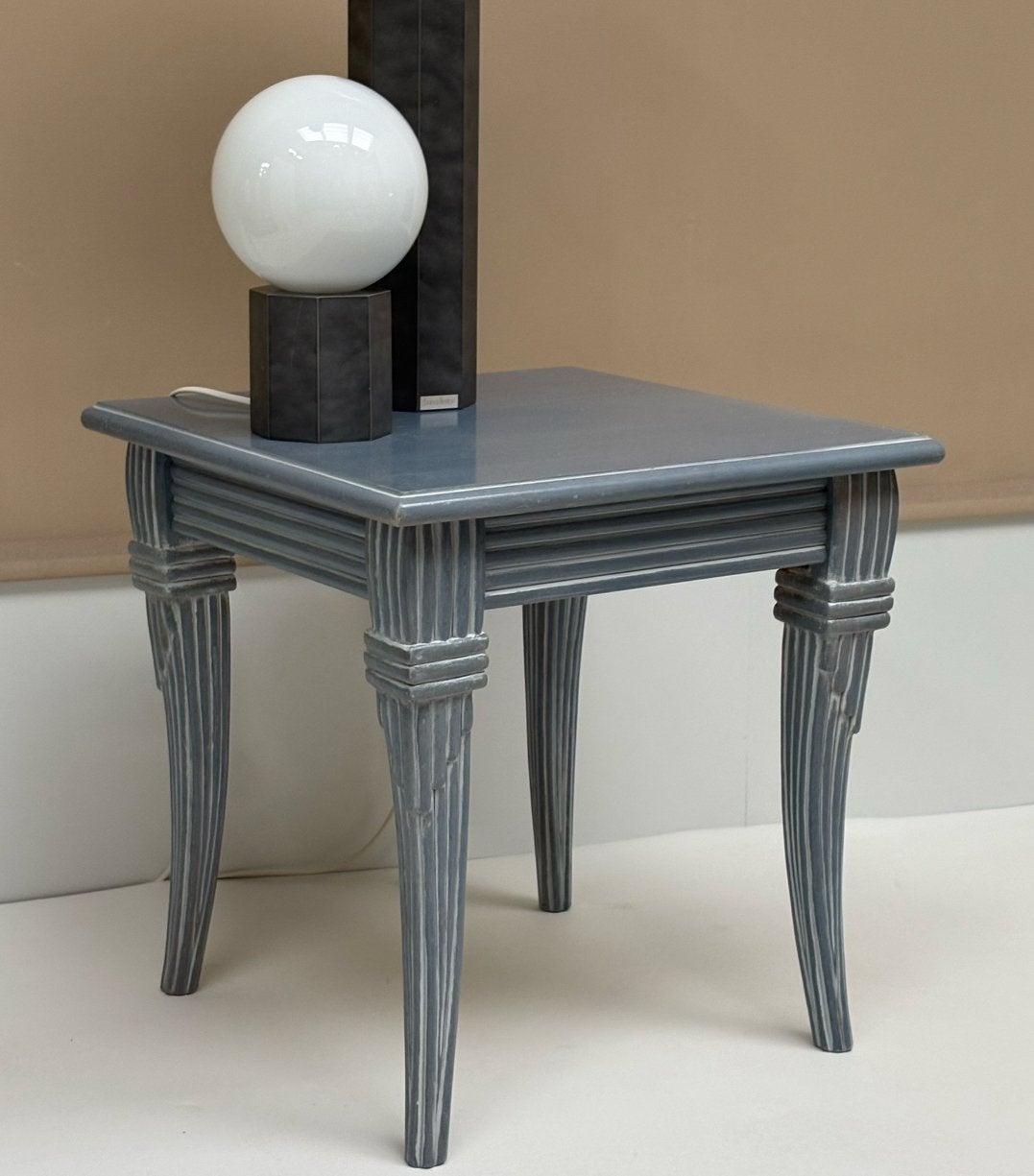 Vintage jaren 90 vierkant blauwgrijs hout bijzet sidetable, Minder dan 55 cm, Vintage, Zo goed als nieuw, Hout