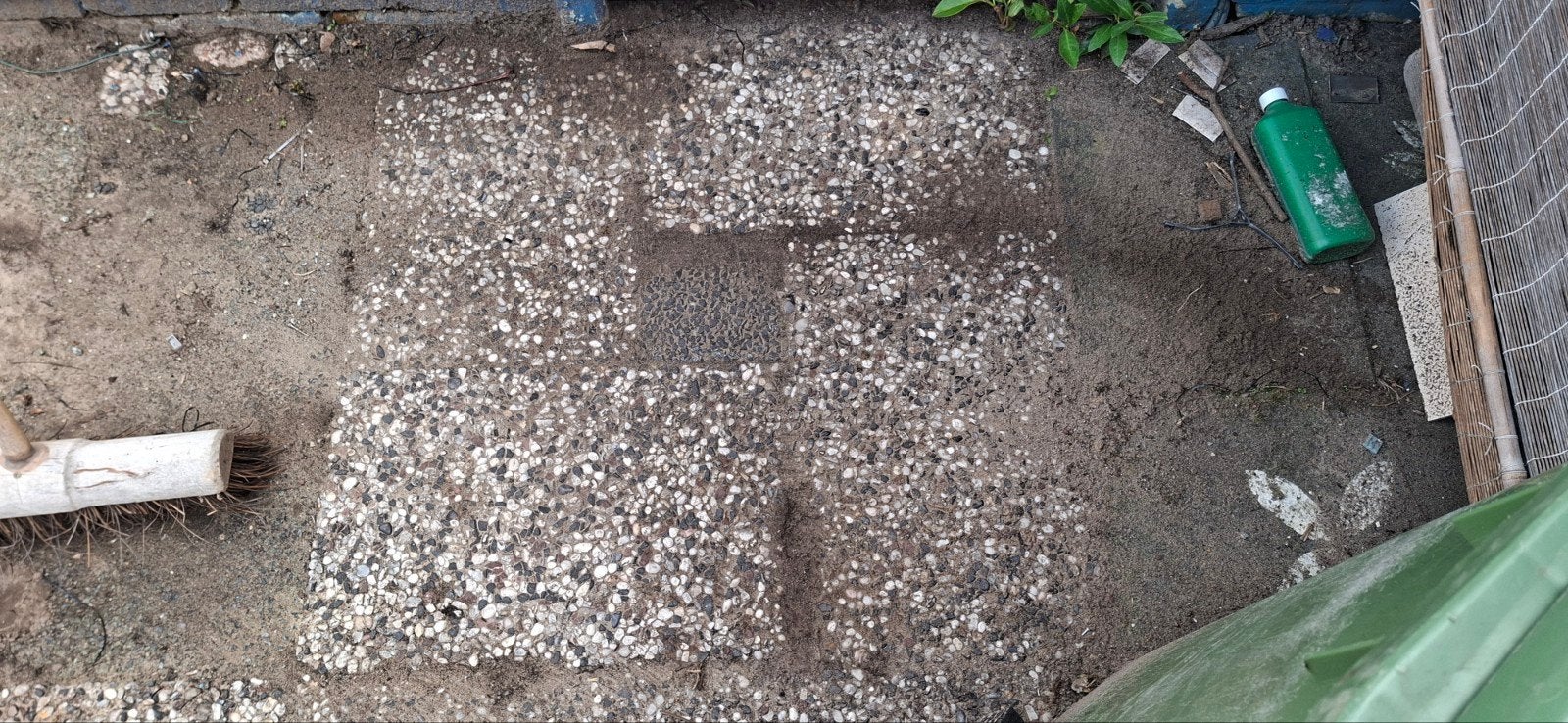 Gratis grindtegels 60x40 cm, zelf uitspitten (ca. 17m²), Tuin en Terras, Ophalen, Gebruikt, 10 m² of meer, Grind