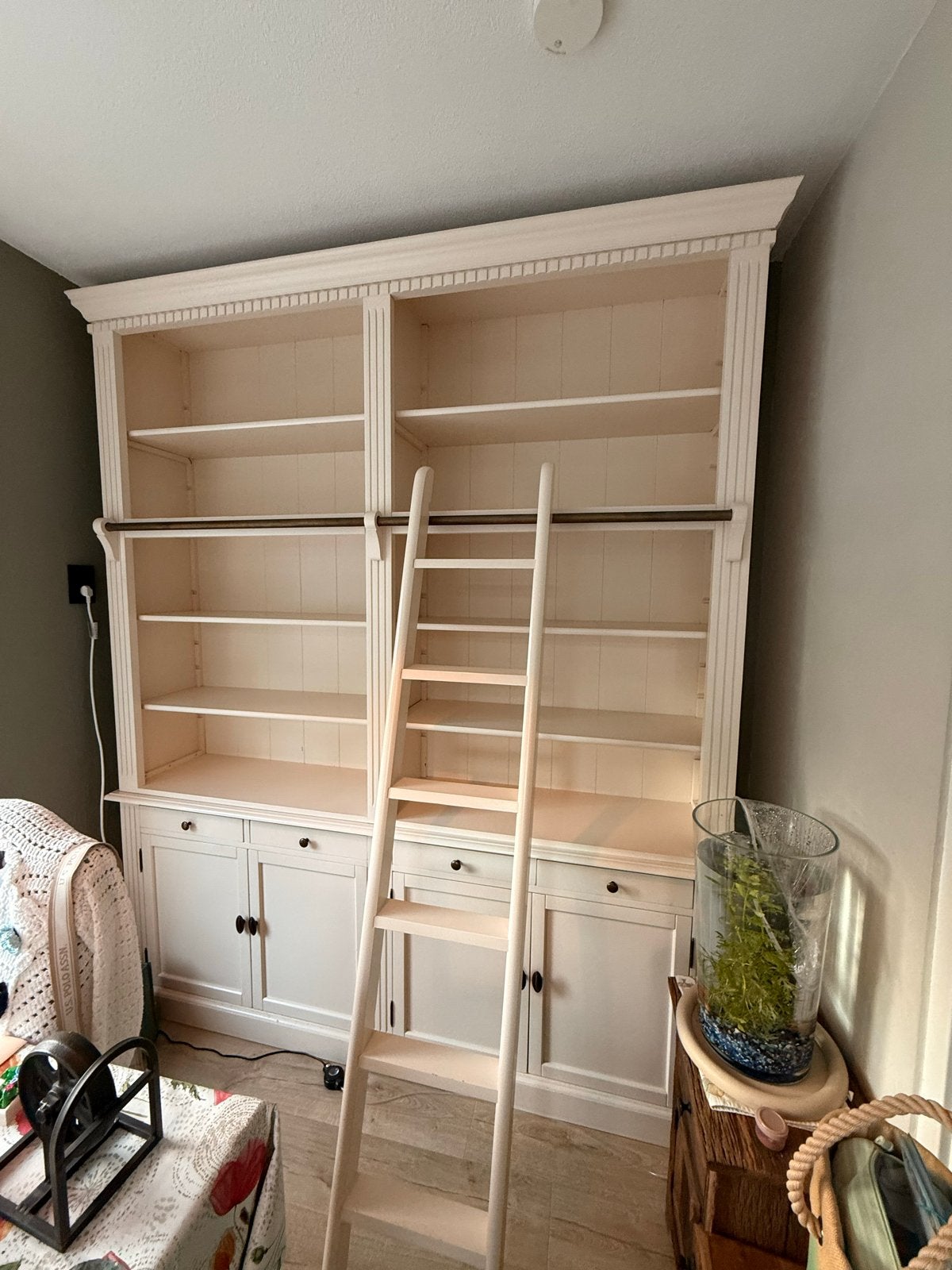 Grote boekenkast met ladder - Crème wit, Ophalen, 200 cm of meer, 150 tot 200 cm, Zo goed als nieuw