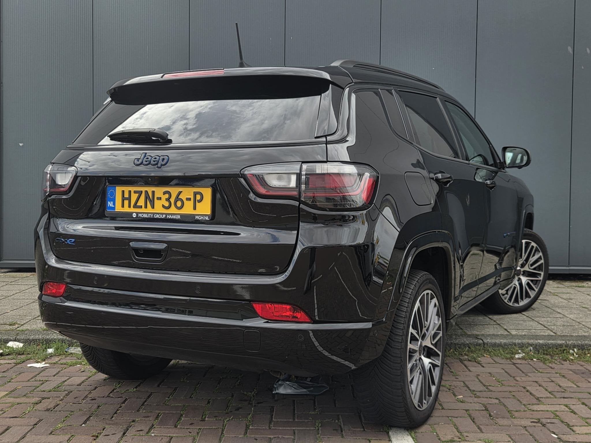 Jeep Compass 4xe 240 Plug-in Hybrid Electric Summit | Apple-, Auto's, Automaat, 4 cilinders, Automatische klimaatregeling, Zwart