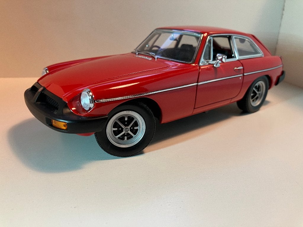 MGB GT mk2 van 1977  (Rubber bumper)  rood  1/18, Ophalen of Verzenden, Nieuw, Auto, Overige merken