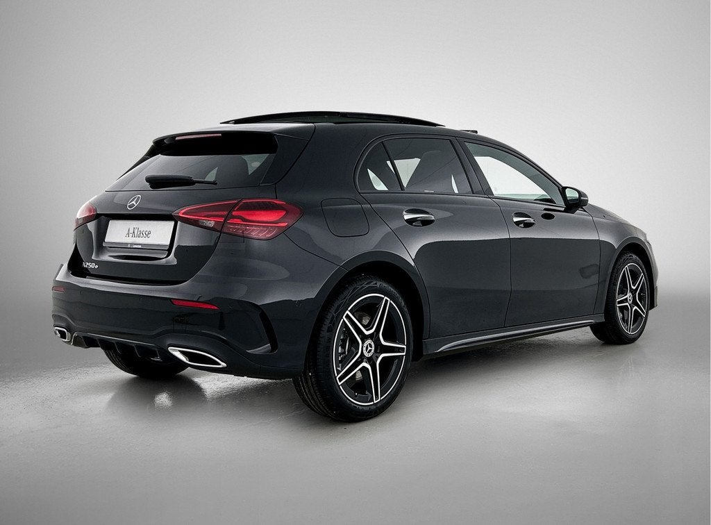 Mercedes-Benz A-Klasse 250 e Business Solution AMG | Nightpa, Auto's, Mercedes-Benz, 12 maanden, 4 cilinders, Zwart, Bedrijf
