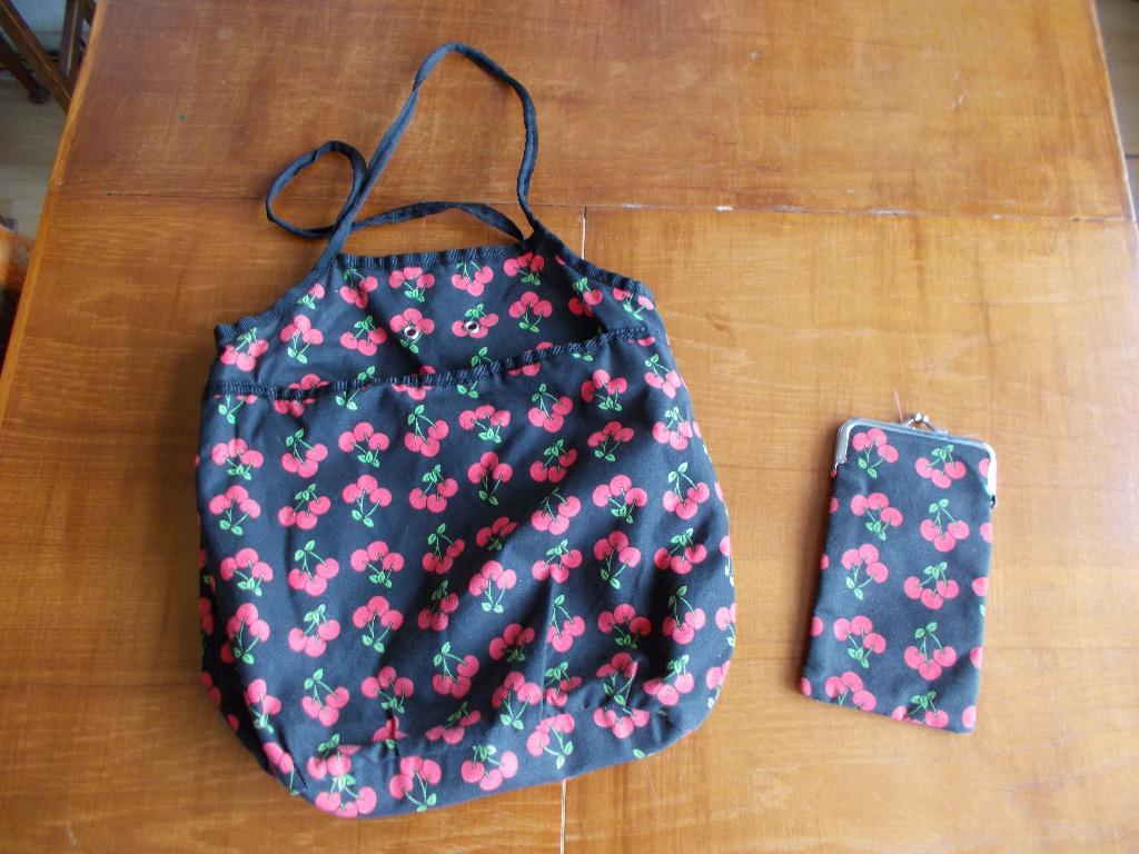 Vintage schoudertas en bijpassend hoesje, met kersjesmotief, Ophalen of Verzenden, Gebruikt, Rood, Schoudertasje