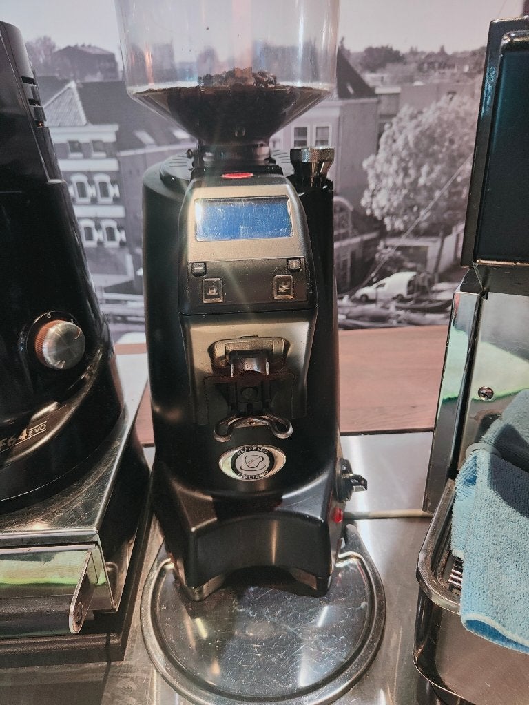 complete espressomachine met grinder en afklopbak, Espresso apparaat, 10 kopjes of meer, Koffiebonen, Zo goed als nieuw