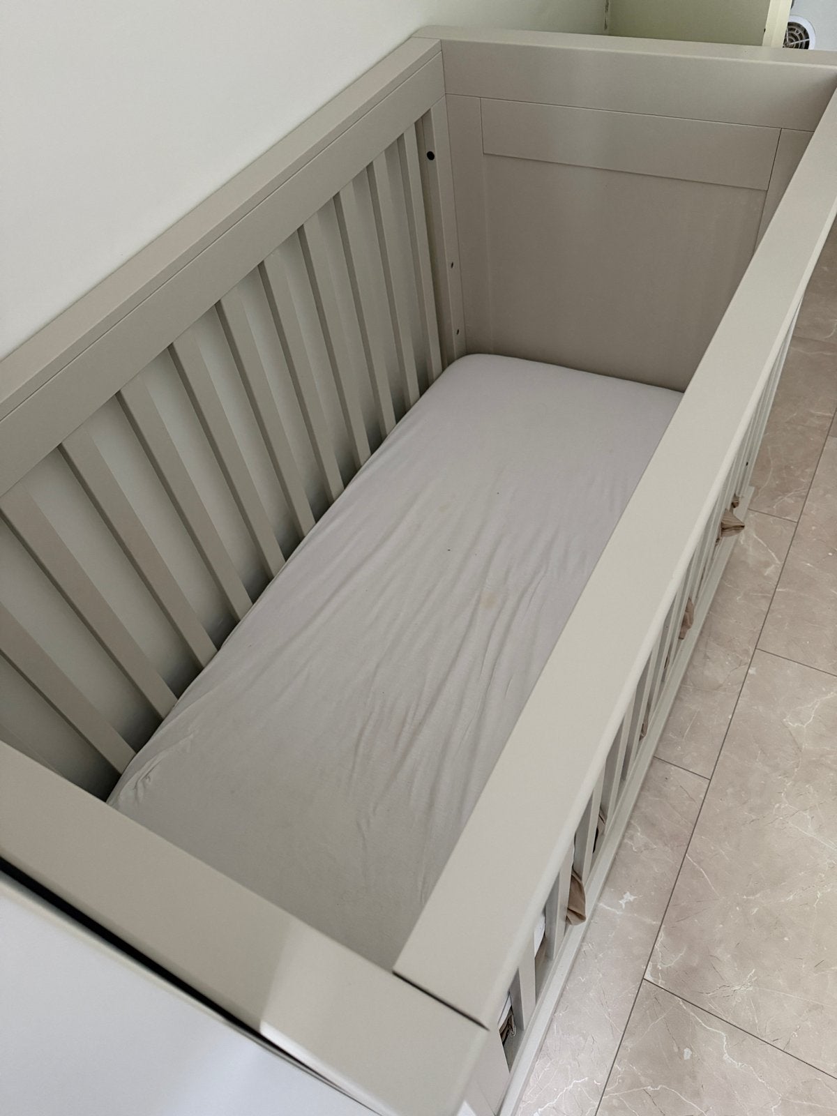 Kidsmill Chateau Oatmeal commode en ledikant + matras, Kinderen en Baby's, Ophalen, 70 tot 85 cm, 140 tot 160 cm, Zo goed als nieuw