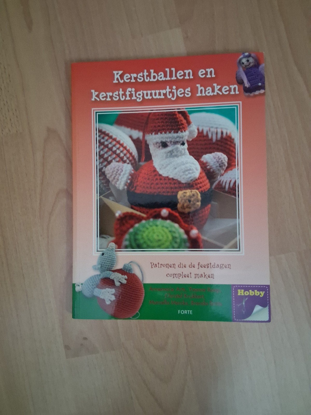 Kerstballen en kerstfiguurtjes haken - Hobbyboek, Ophalen of Verzenden, Zo goed als nieuw, Breien en Haken