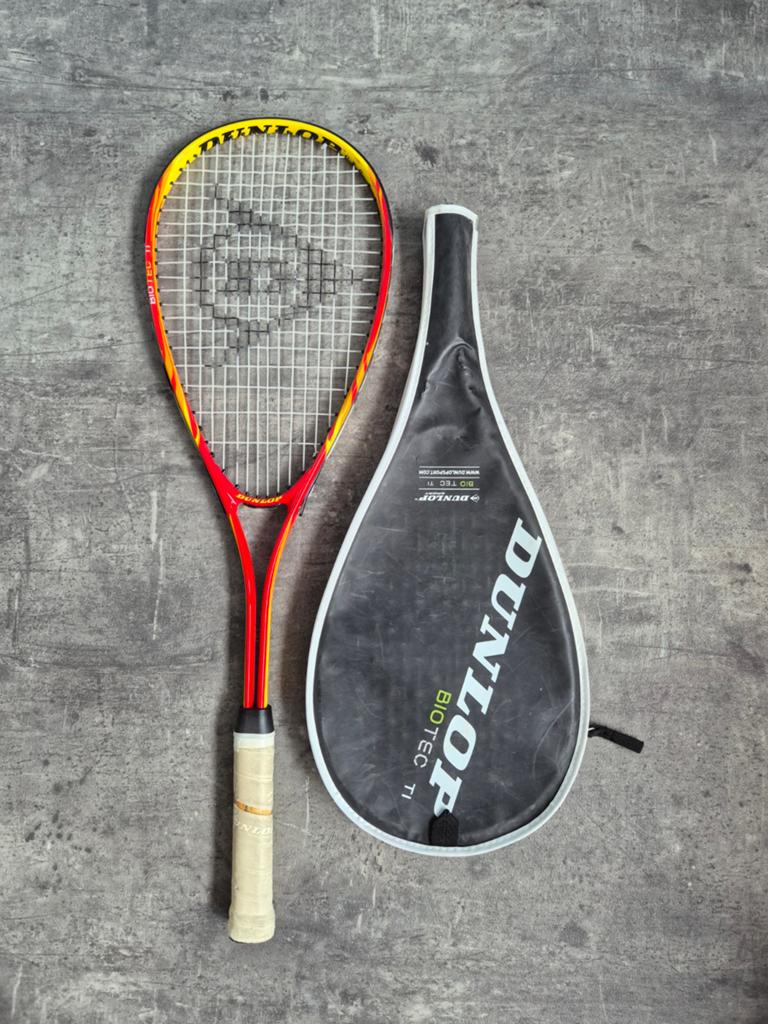 Squash raket dunlop, Sport en Fitness, Squash, Ophalen of Verzenden, Zo goed als nieuw, Racket, Met hoes