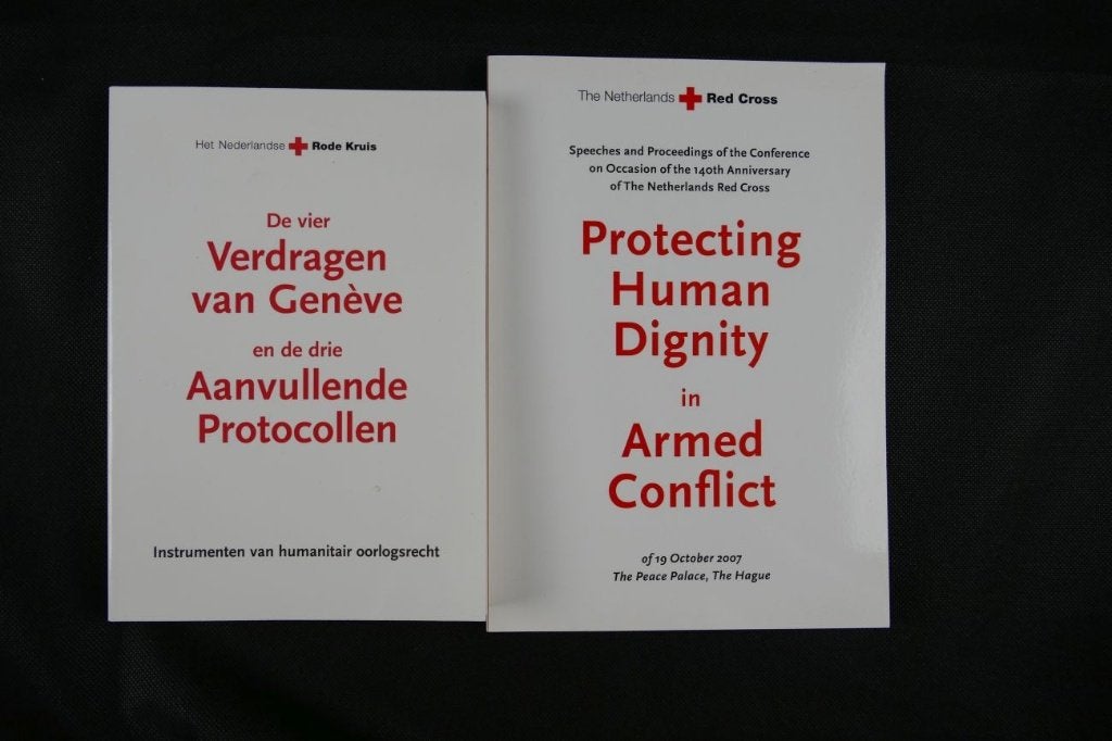 2x Boeken Rode Kruis, Ophalen of Verzenden, Zo goed als nieuw