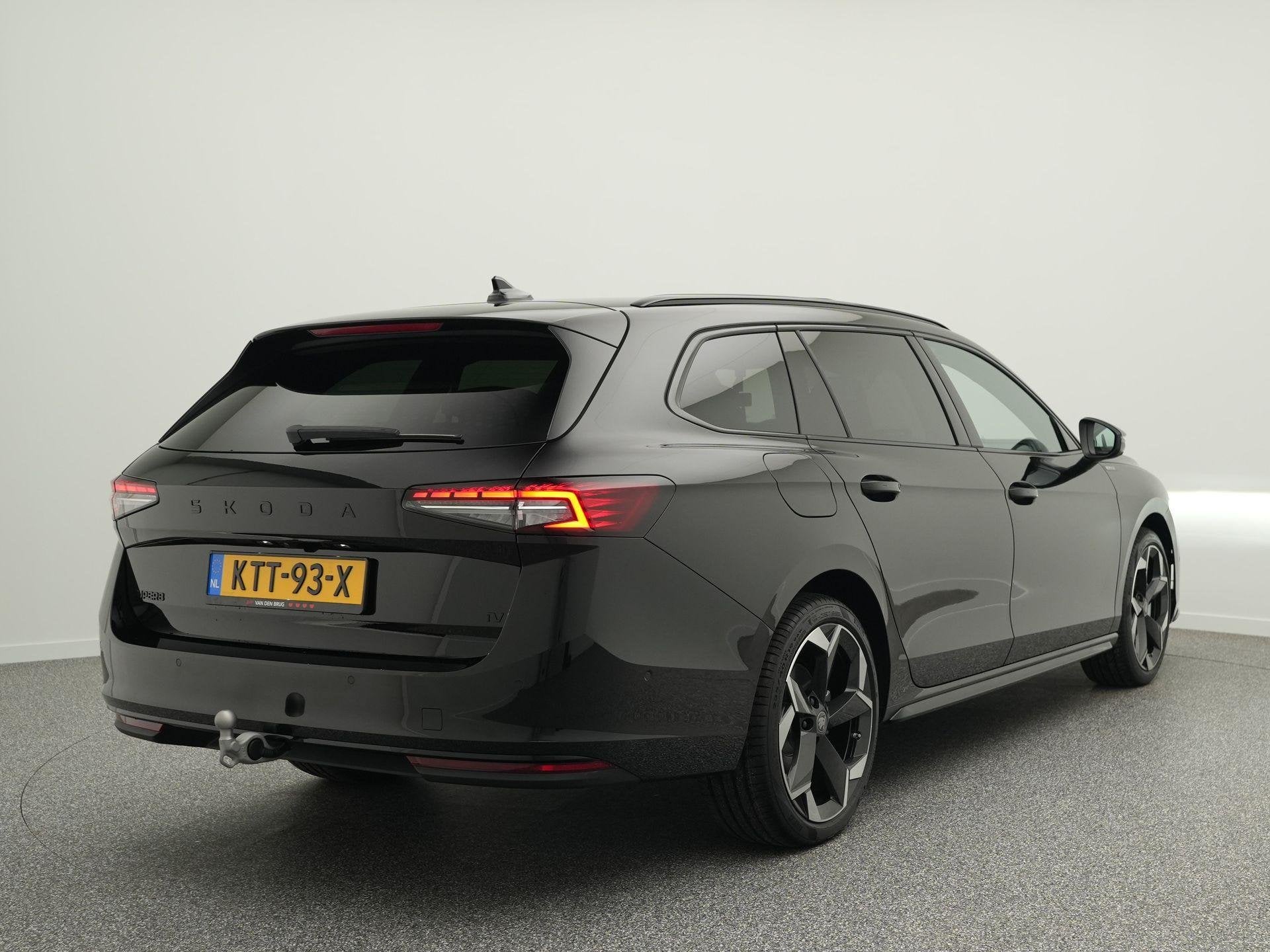 Skoda Superb Combi 1.5 TSI 204pk PHEV Sportline Business | P, Auto's, 4 cilinders, 1747 kg, Superb, Te koop