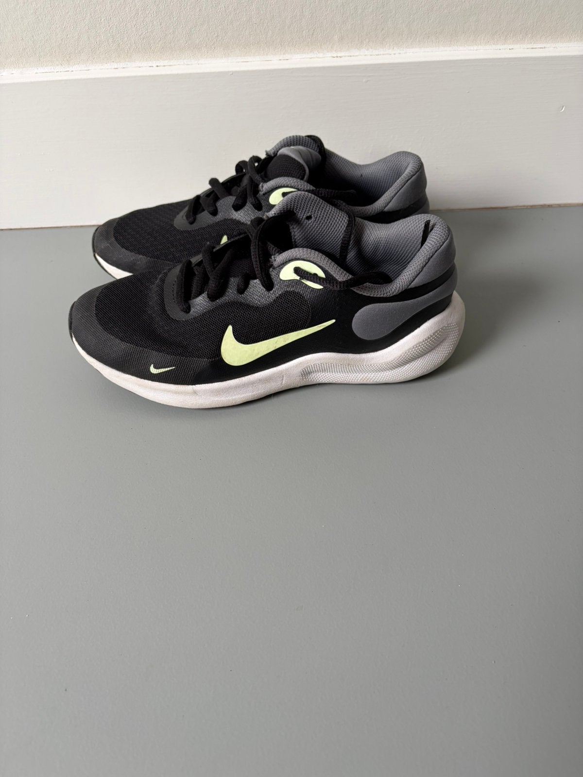 Nike gymschoenen hardloop schoenen maat 35, Kinderen en Baby's, Kinderkleding | Schoenen en Sokken, Ophalen, Gebruikt, Jongen of Meisje