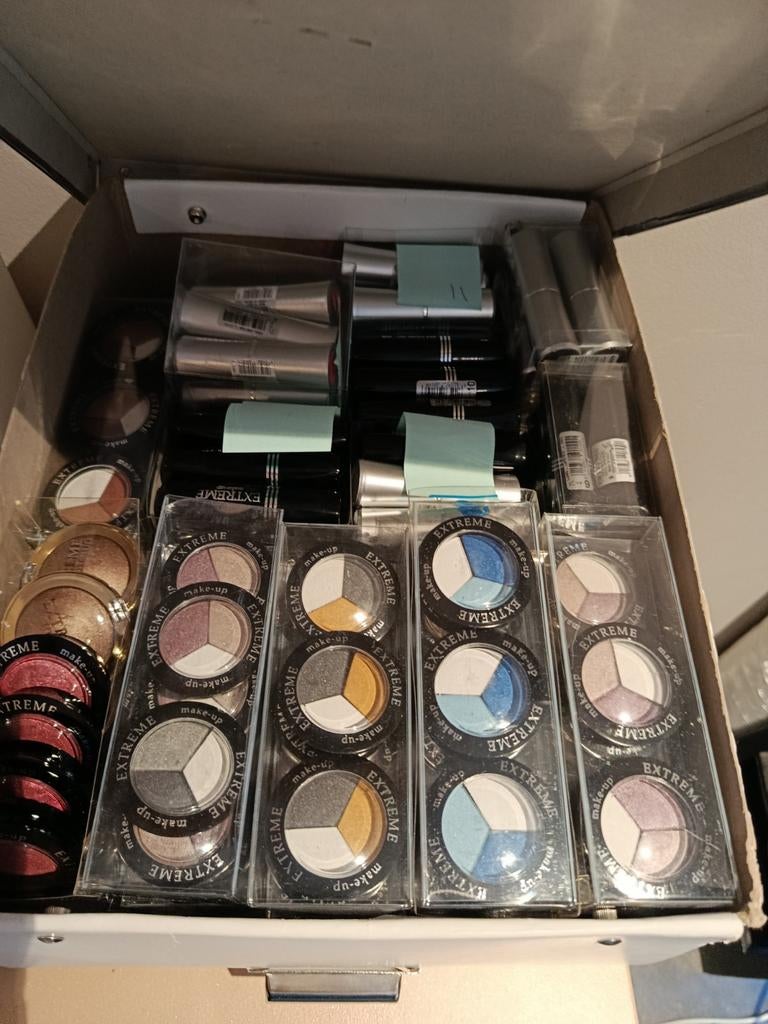 Complete Make-up voorraad uit schoonheidssalon, Ophalen of Verzenden, Nieuw, Overige kleuren, Gehele gezicht