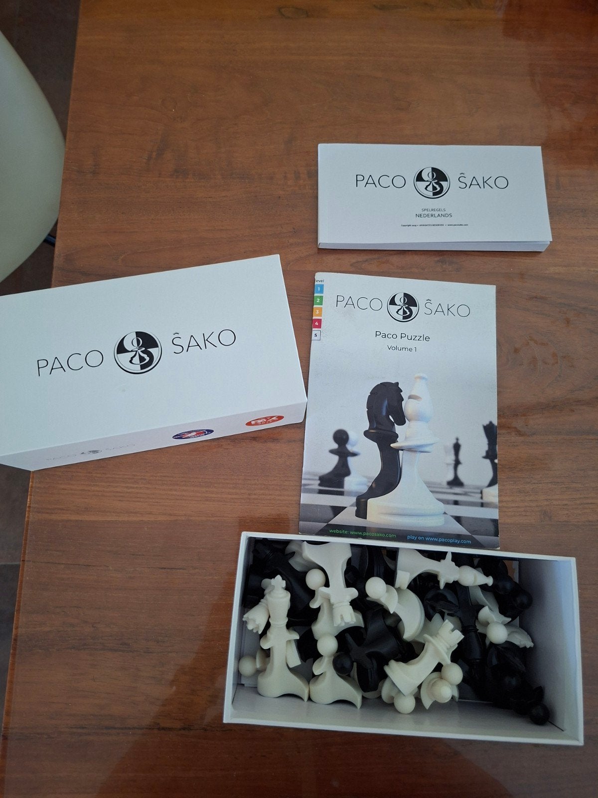 Paco Sako schaakpuzzel - Volume 1, Hobby en Vrije tijd, Denksport en Puzzels, Ophalen of Verzenden, Zo goed als nieuw, Schaken