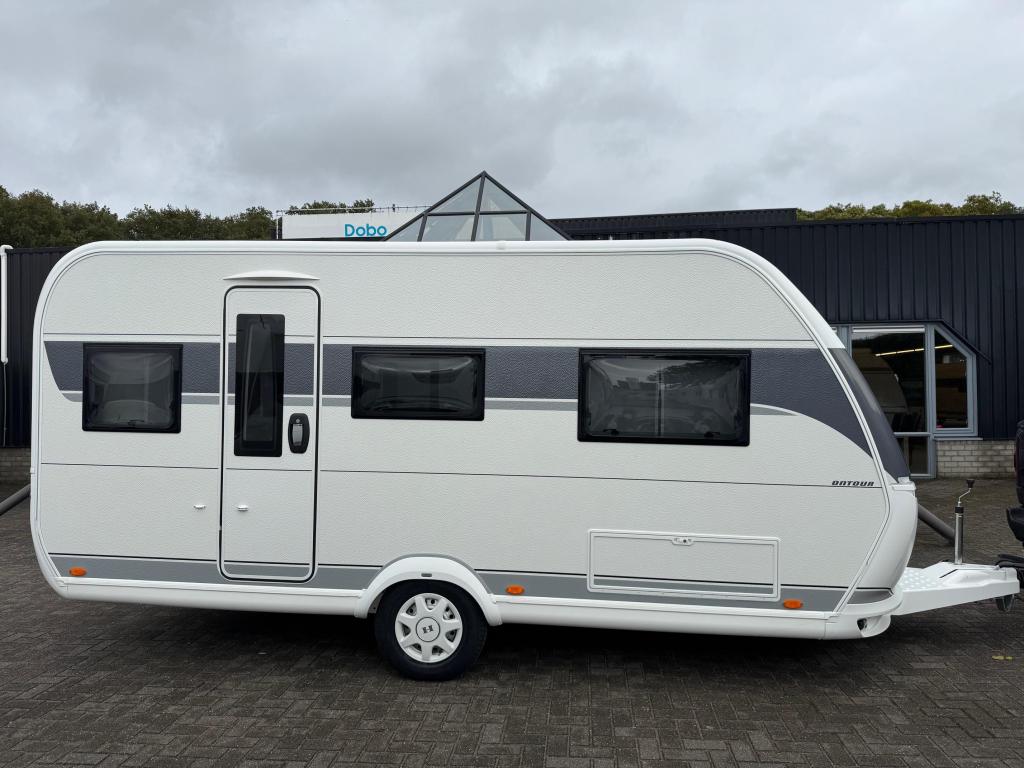 Hobby On Tour 460 DL 2026 | Enkele bedden, Caravans en Kamperen, Caravans, Schokbreker, Hobby, Bedrijf, Treinzit