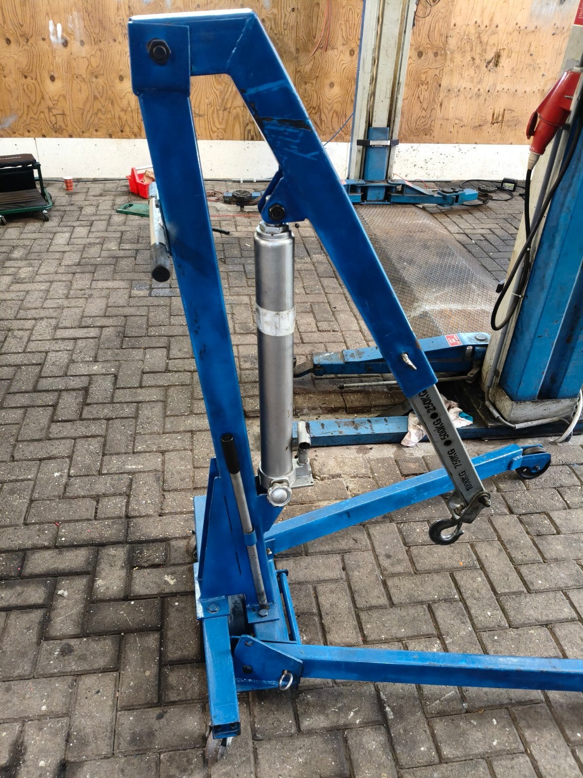 TE HUUR 1 tons werkplaatskraan / motortakel, Ophalen
