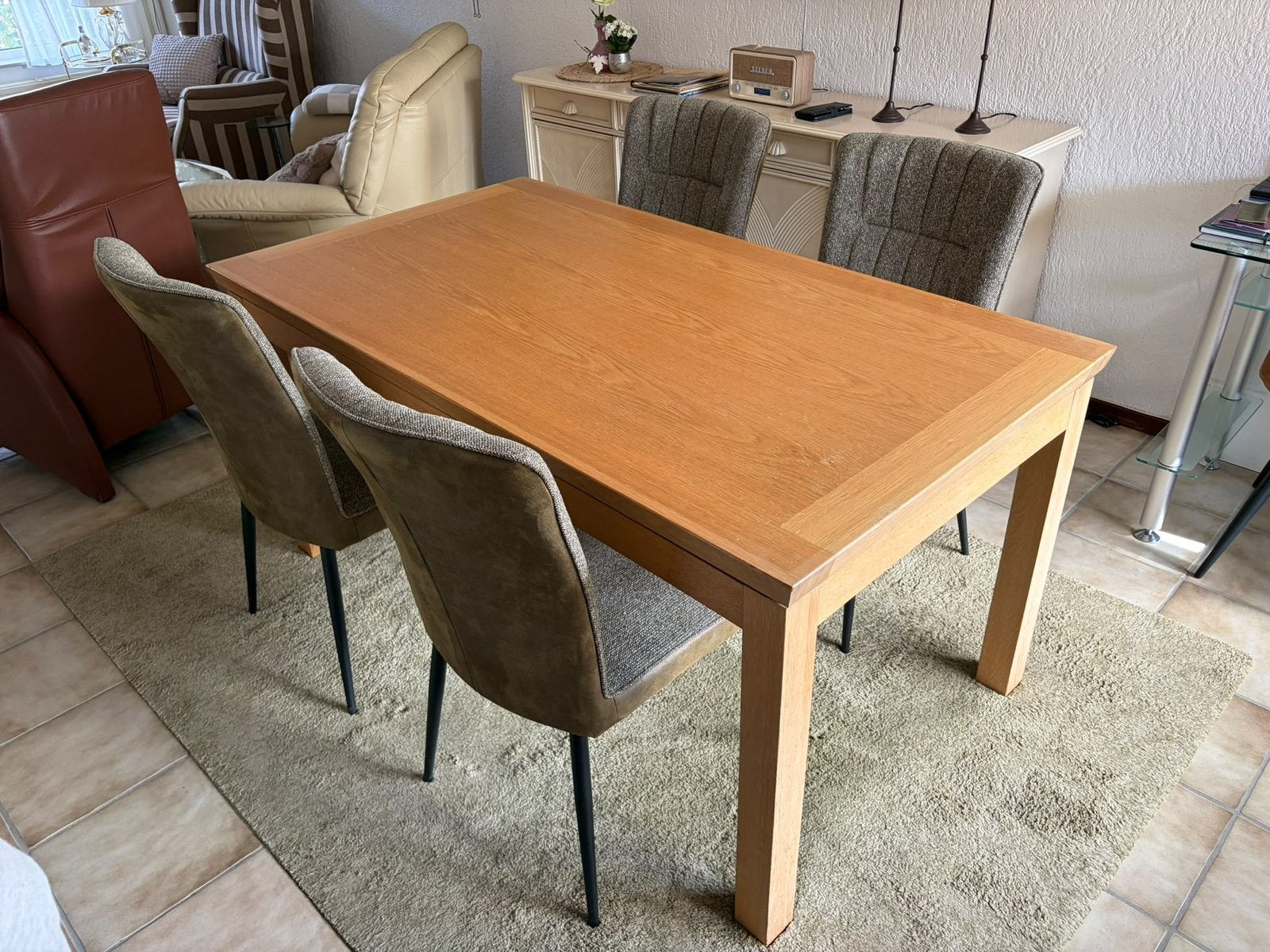 Foto 6 van Eethoek; (uitschuifbare)tafel + 4 stoelen