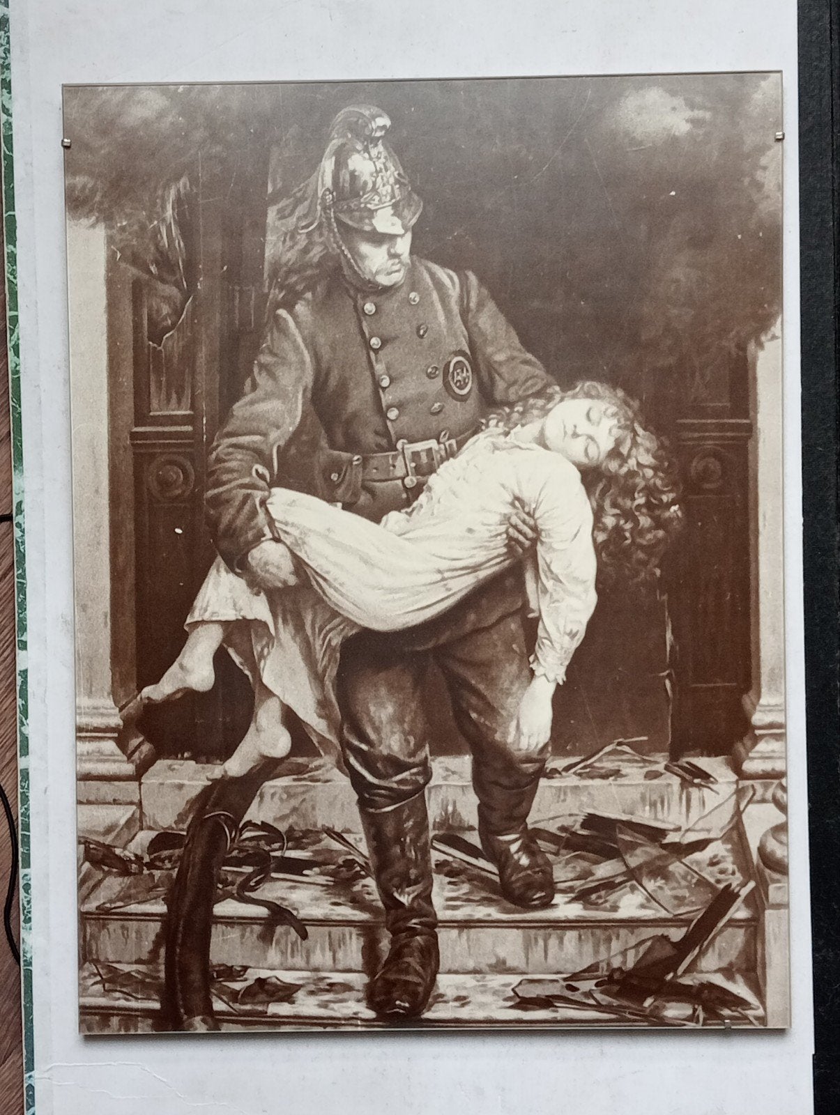 Fotoprint Brandweerman met vrouw, Verzamelen, Ophalen of Verzenden, Voor 1940, Gebruikt, Overige onderwerpen