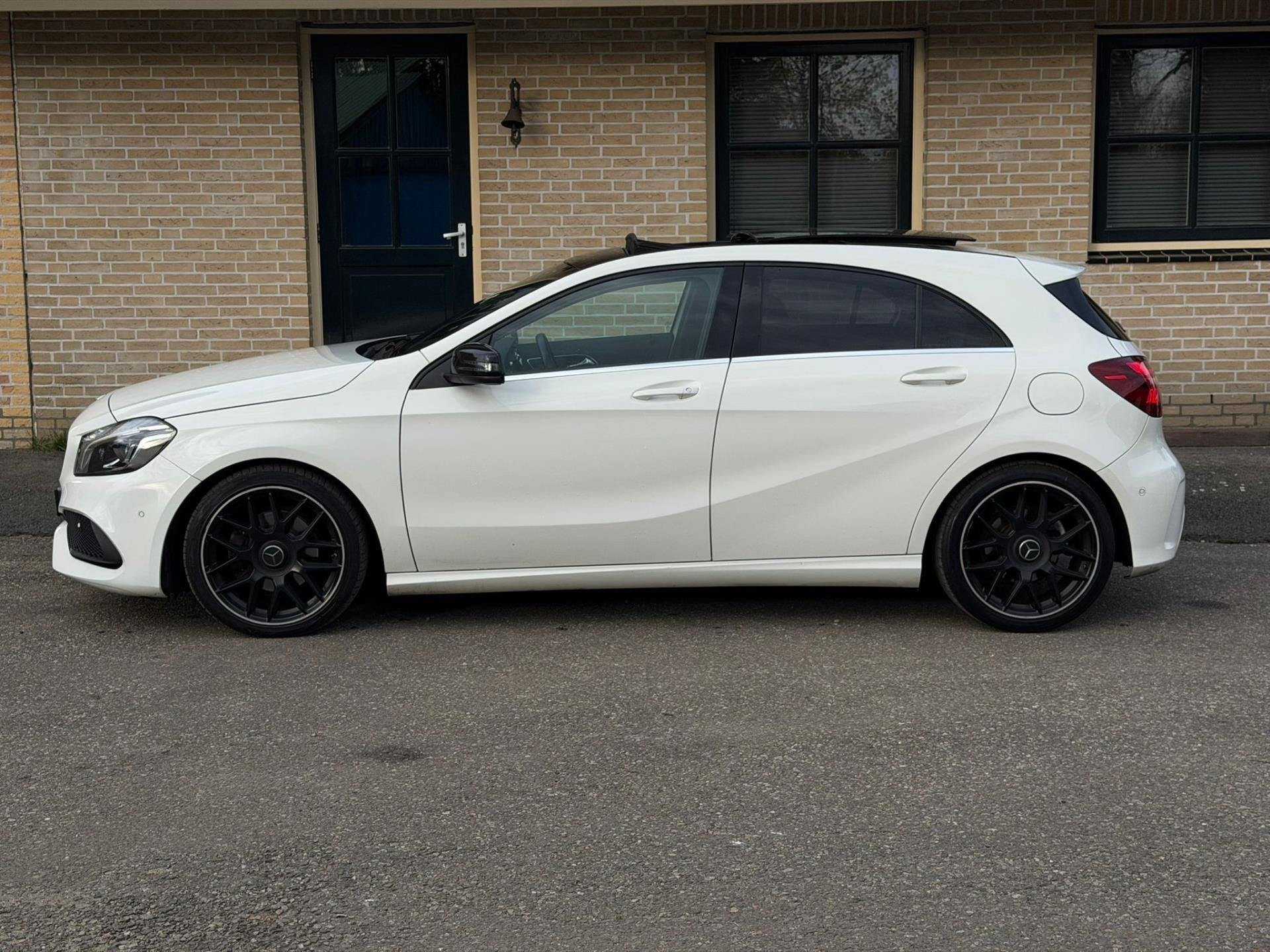 Mercedes-Benz A-klasse A200 AMG |PANO |CAMERA |CARPLAY|NAVI, Gebruikt, Leder en Stof, Wit, 1595 cc