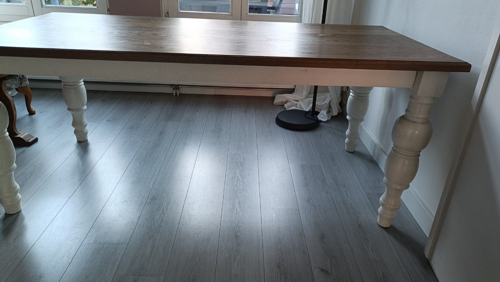 Robuuste eettafel met houten blad en witte poten, Ophalen, Gebruikt, Eikenhout, 200 cm of meer