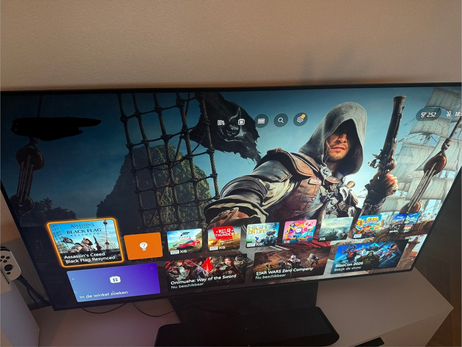 Foto 4 van Xbox Series X 1TB Wit Digital + 2 Controllers
