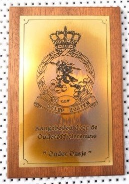 PLAQUETTE GGW DELEO HOSTEM ,AANGEB.D.D.ONDEROFF. ONDER ONSJE, Verzamelen, Militaria | Algemeen, Verzenden, Landmacht, Nederland