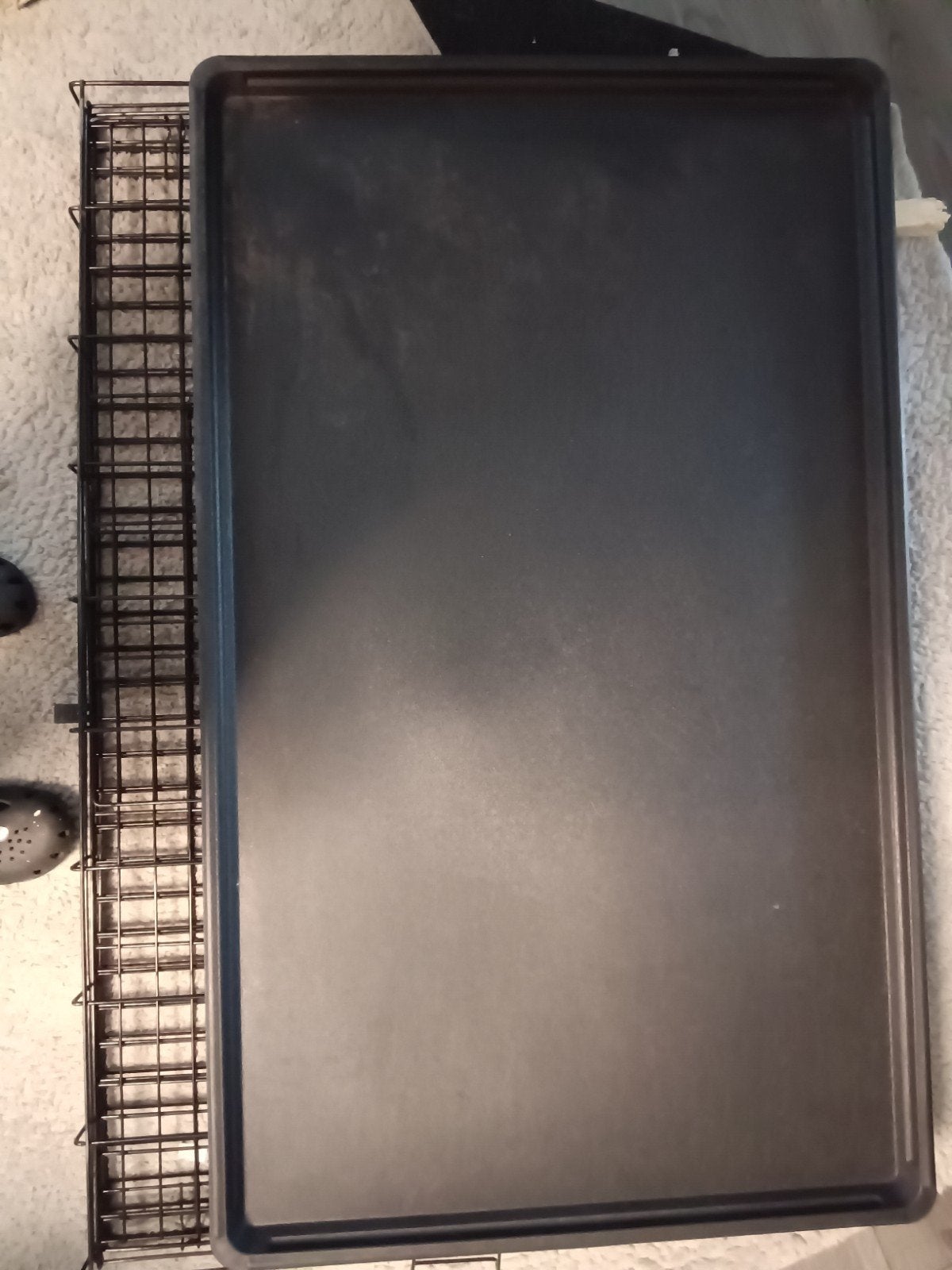 Te koop mooie zwarte bench met kunststof bodem, Dieren en Toebehoren, Ophalen, Zo goed als nieuw