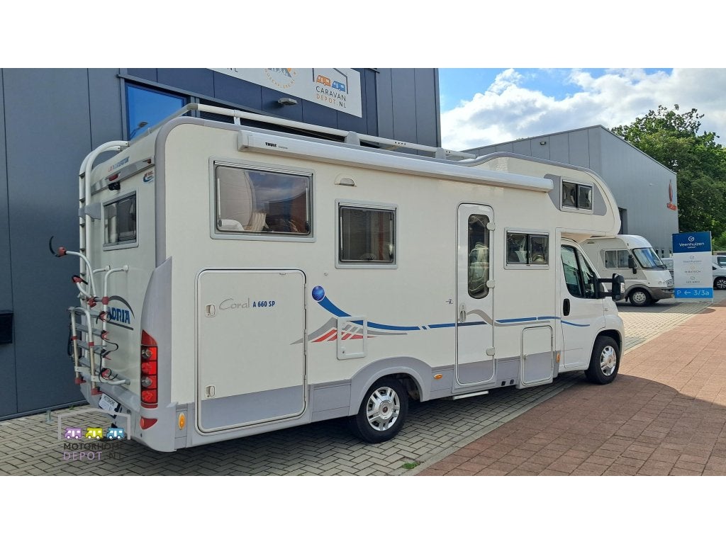 Adria Coral A 660 SP Ruime gezinscamper, Caravans en Kamperen, Campers, Standaard zit, Alkoof, Fiat, Afzuigkap