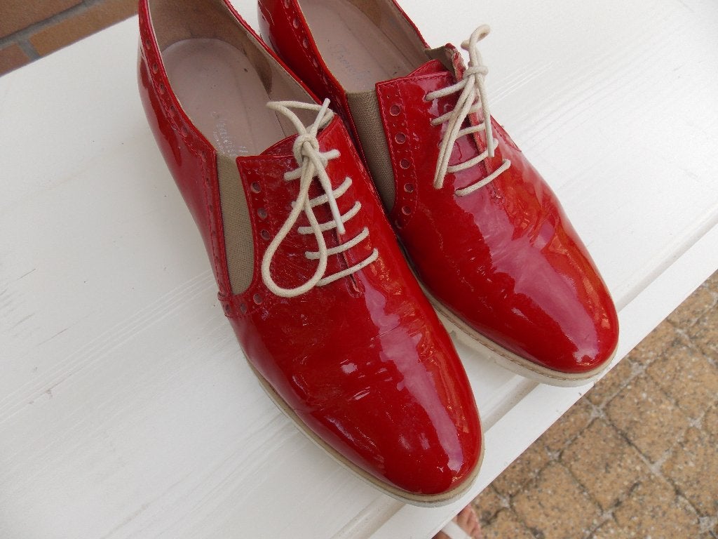 Lakschoen, rood, veters, maat 40 zeer goede staat, Kleding | Dames, Ophalen of Verzenden, Rood, Sneakers of Gympen, Zo goed als nieuw