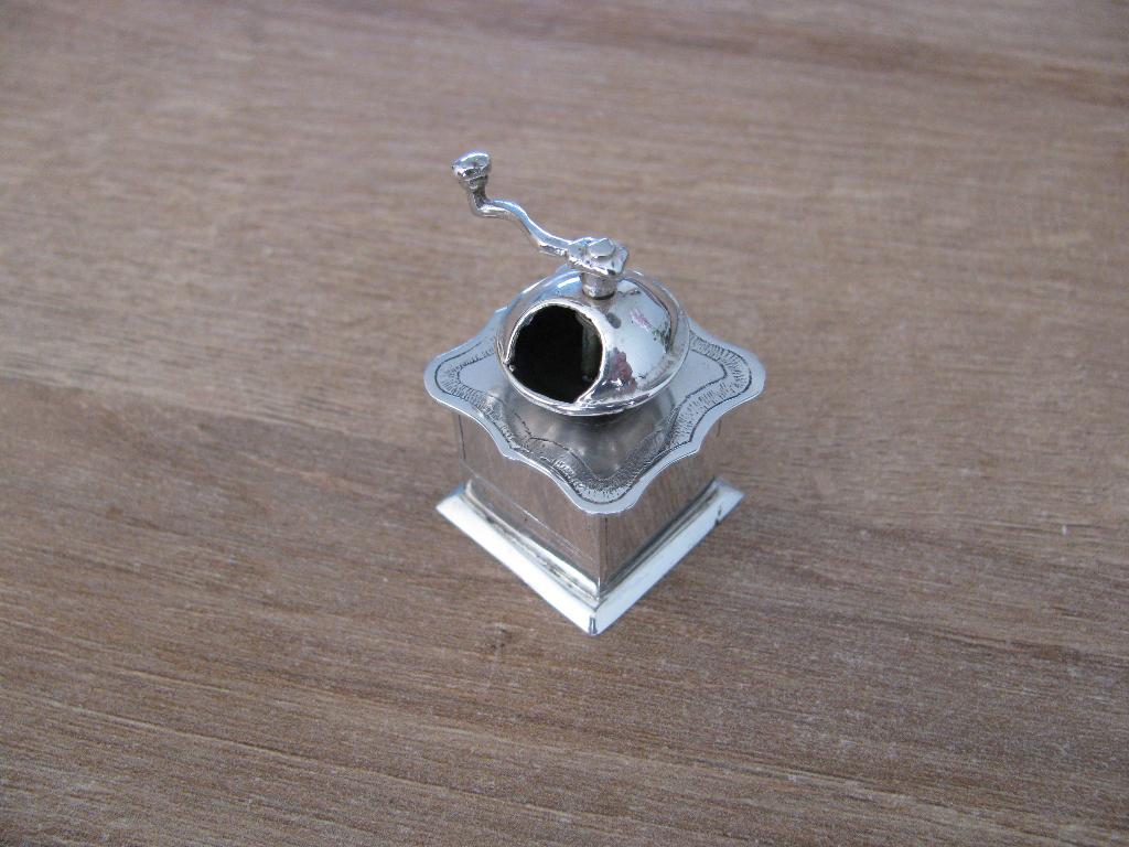 zilveren miniatuur koffiemolen  met zwaardje 835, Ophalen of Verzenden, Zilver
