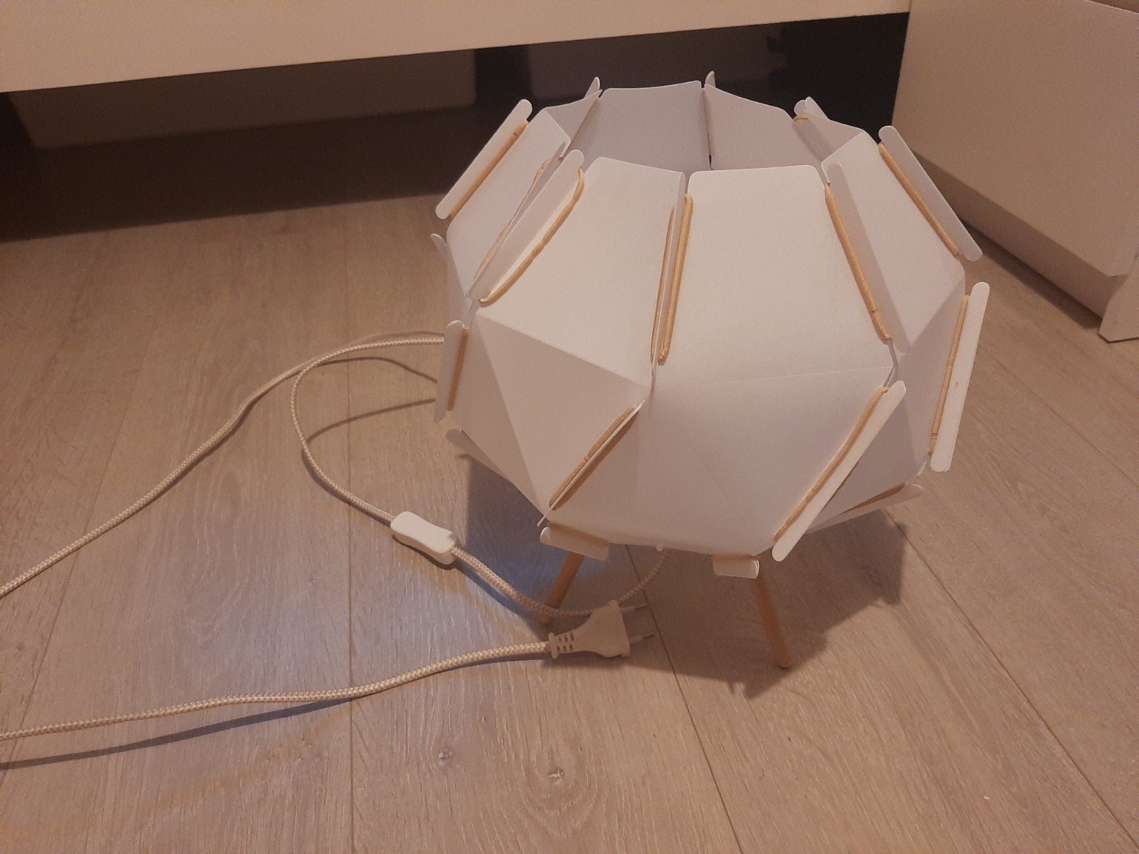 Moderne witte tafellamp met houten accenten, Ophalen