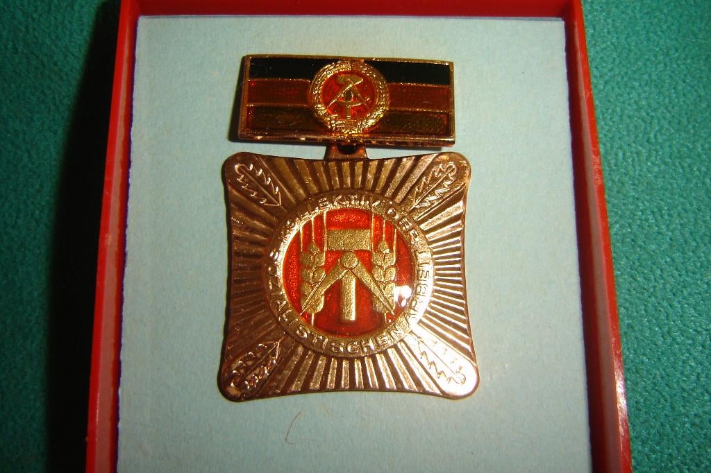 Medaille Oost Duits en doosje, Verzamelen, Militaria | Algemeen, Verzenden, Landmacht, Duitsland, Embleem of Badge