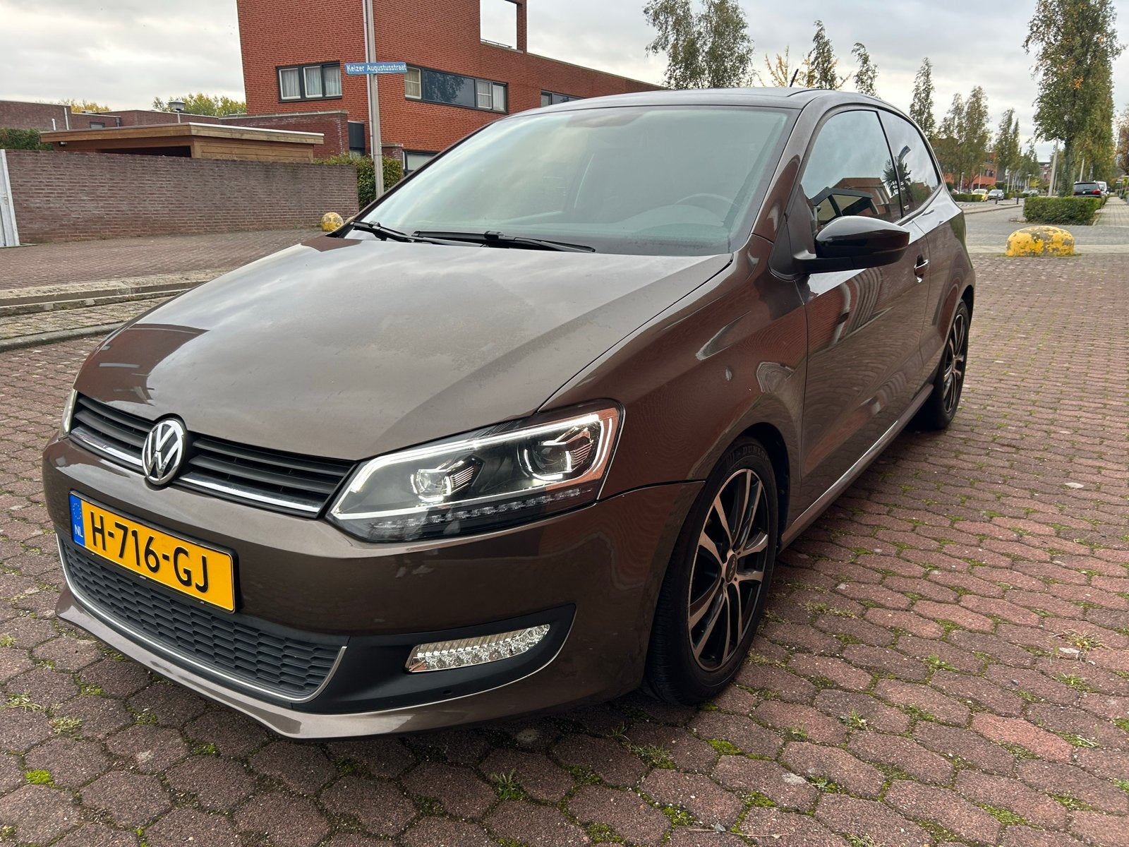 Volkswagen Polo 1.4 63KW AUT 2012 Bruin, Stof, 40 €/maand, Zwart, 4 cilinders
