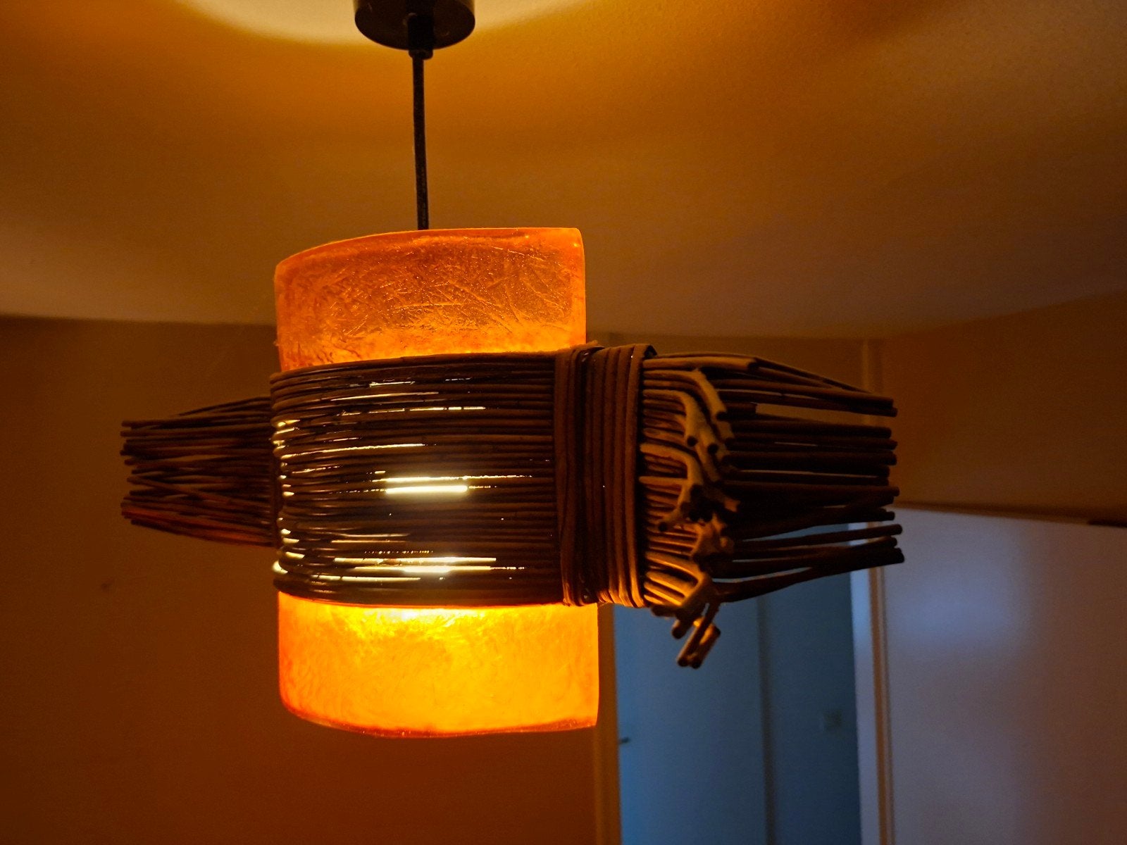 Hanglamp met rotan en oranje glas, Gebruikt, Ophalen of Verzenden, Glas, E14 (klein)