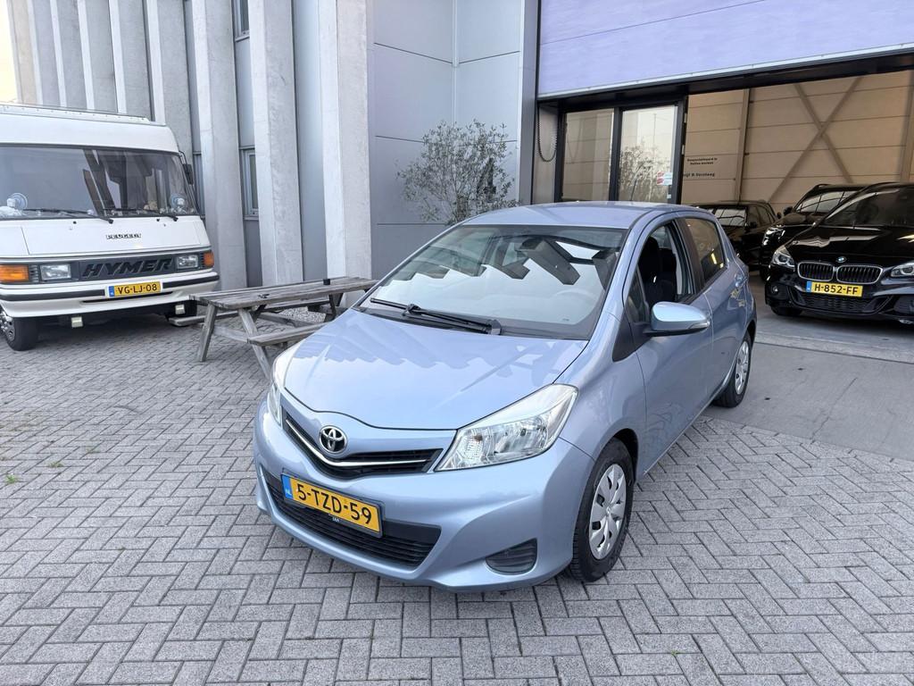 Toyota Yaris 1.3 VVT-i Now 2E EIG! AIRCO! 5DEURS! INRUIL MOG, Auto's, Toyota, Voorwielaandrijving, Euro 5, Stof, Zwart