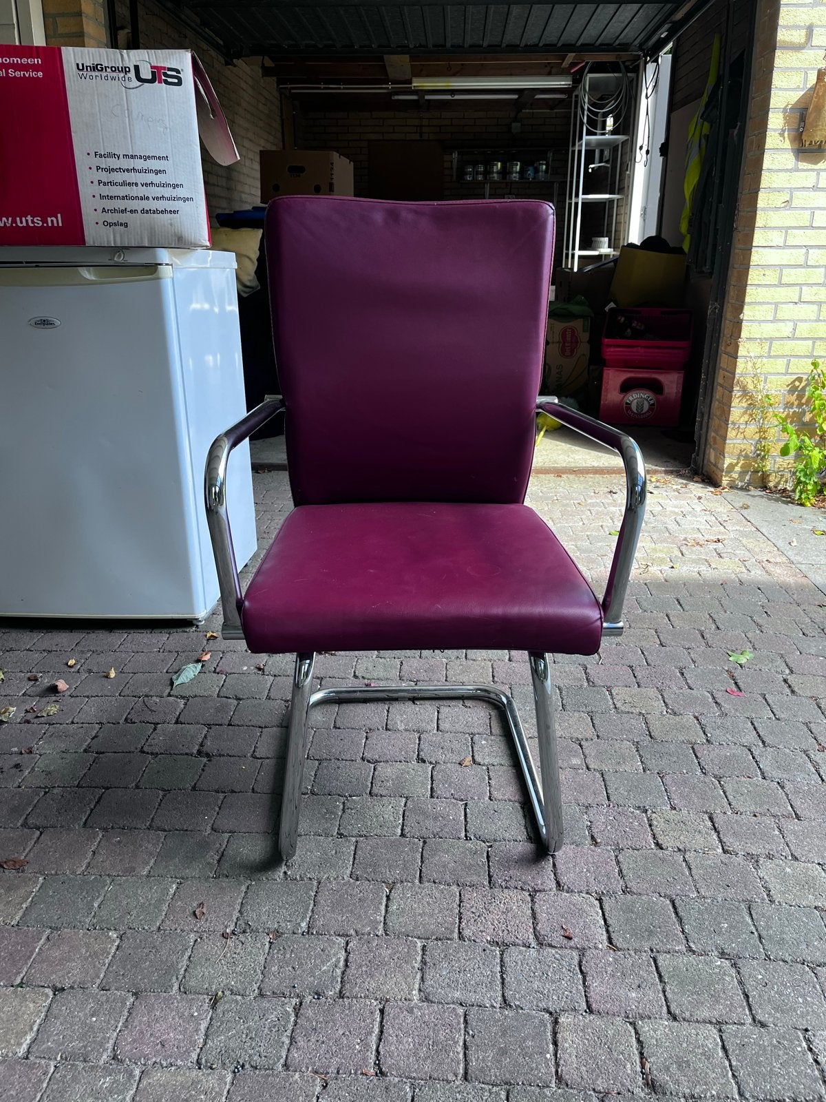 Moderne paarse eetkamerstoel met chromen frame, Huis en Inrichting, Stoelen, Ophalen, Gebruikt, Overige kleuren, Metaal
