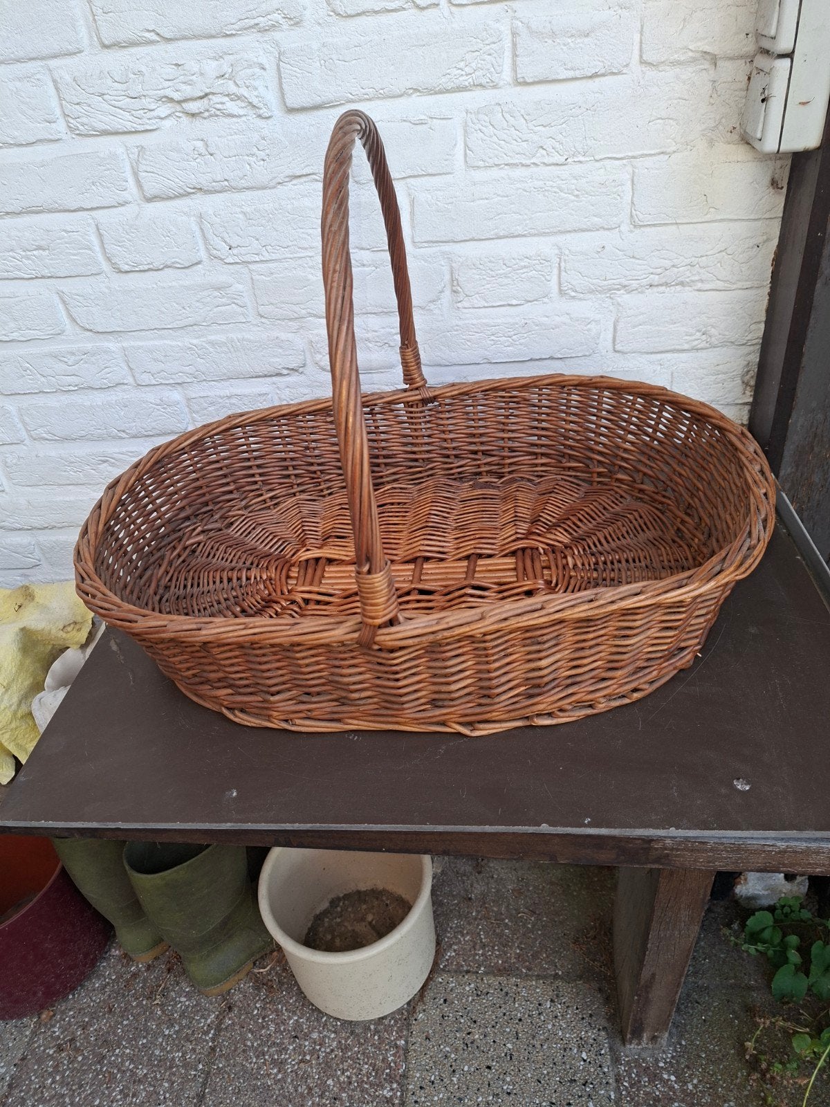 Ovale rieten mand met hengsel/ lectuurmand, Huis en Inrichting, Woonaccessoires | Schalen en Manden, Gebruikt, Mand, Ophalen of Verzenden