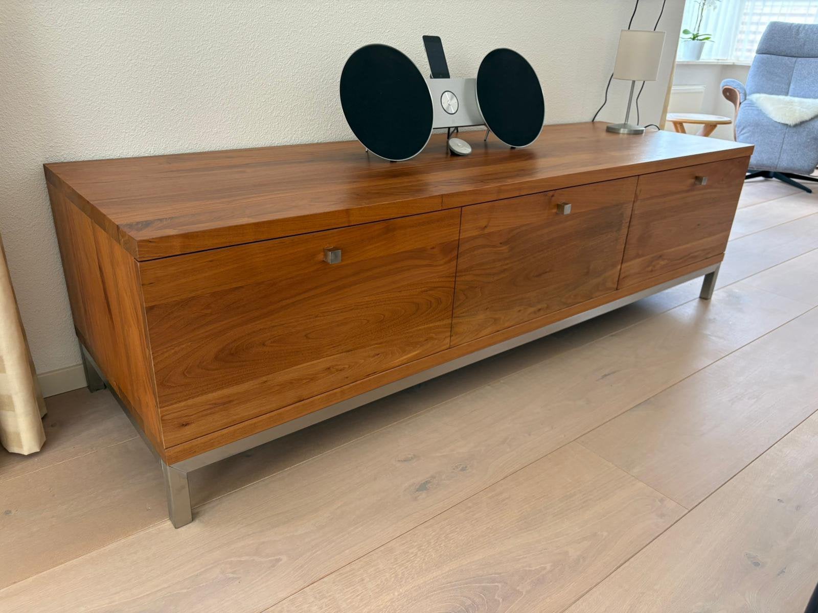 Lage kast / tv meubel massief walnoothout / handgemaakt, Ophalen, Zo goed als nieuw, 200 cm of meer, Minder dan 100 cm
