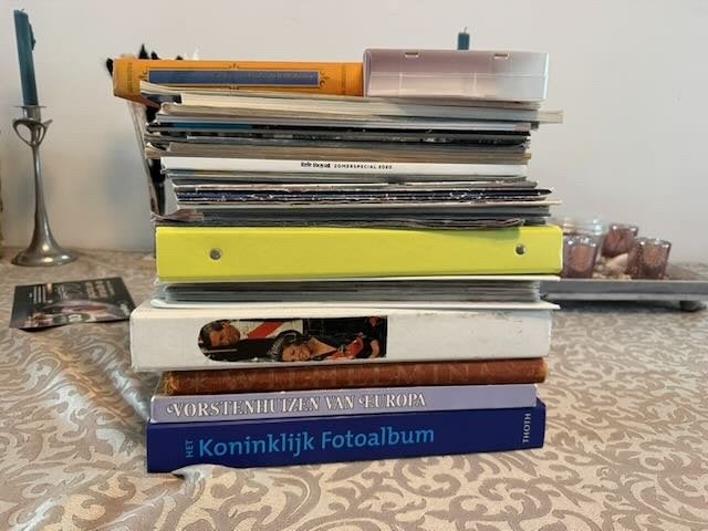 Nederlandse koningshuis - Tijdschriften, ordners, boeken, Ophalen of Verzenden, 20e eeuw of later, Gelezen