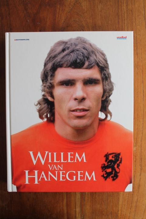 De Buitenspelers - Willem van Hanegem (enorme VI biografie), Boeken, Sportboeken, Zo goed als nieuw, Balsport, Ophalen of Verzenden