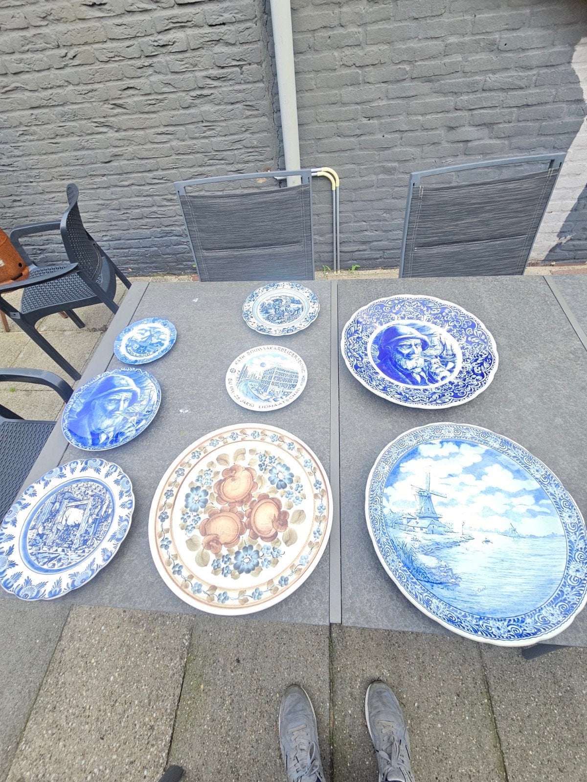 Diverse collectie Delftsblauwe en decoratieve borden, Ophalen