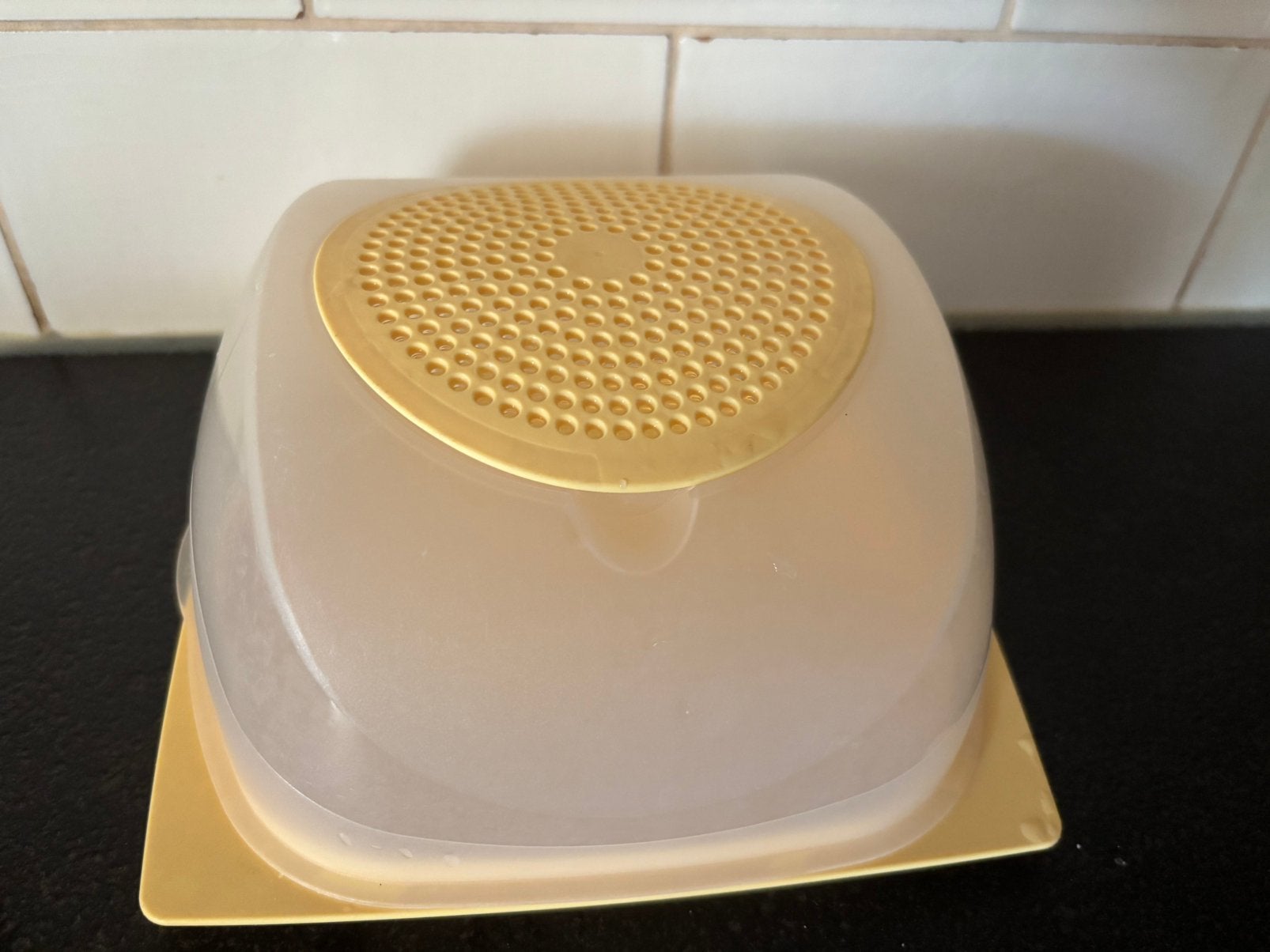 Tupperware CheeSmart cheesesmart kaasdoos kaastrommel geel, Ophalen, Gebruikt, Bewaardoos, Geel