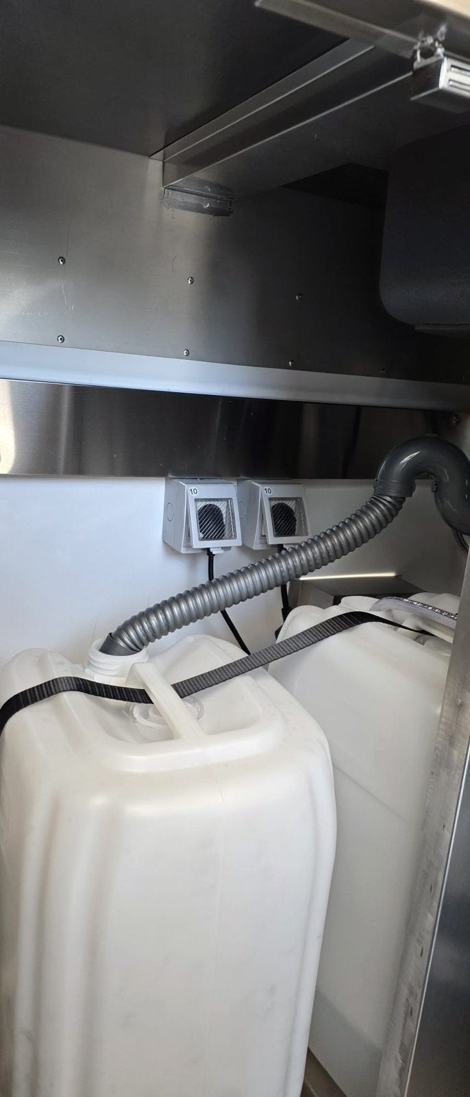 Foto 15 van Foodtruck / Verkoopwagen/ Snackwagen (instapklaar zgan)