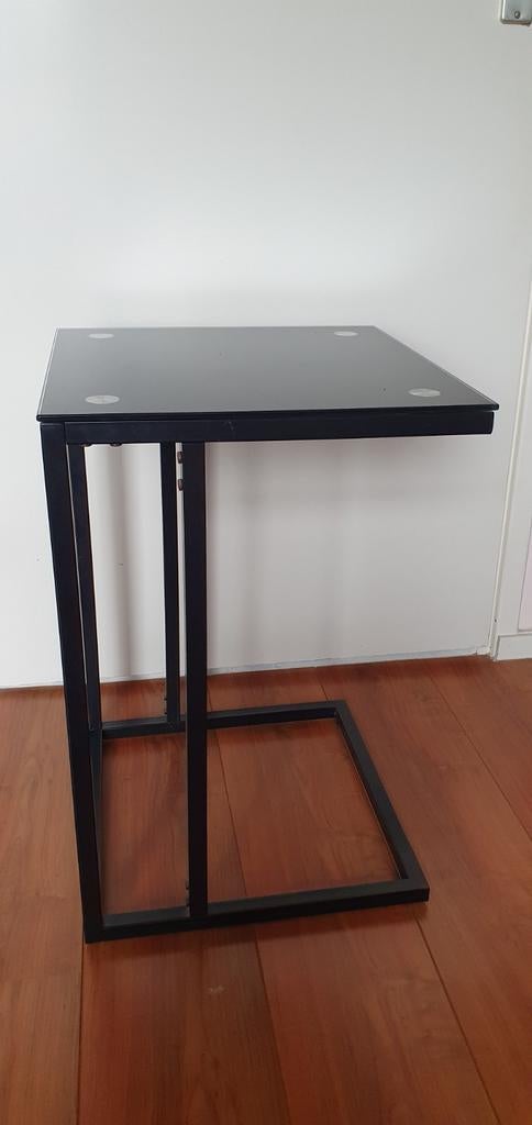 Zwart metalen bijzettafel met glazen blad, Ophalen, Gebruikt, 50 tot 100 cm, Vierkant