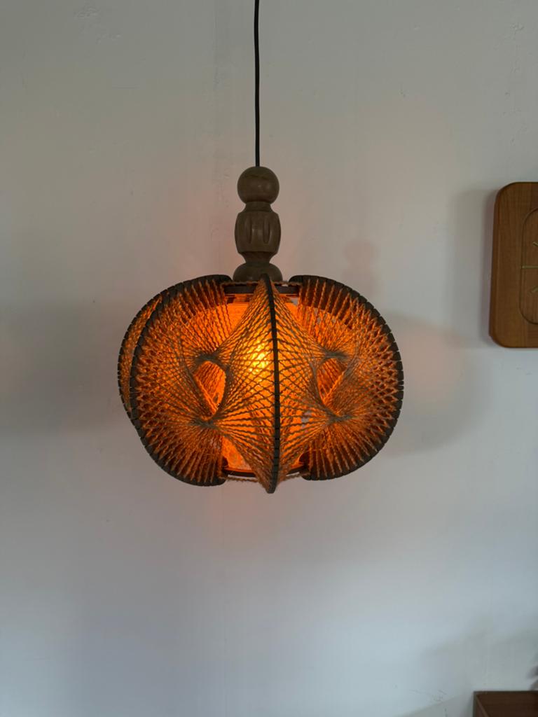 Vintage Deense hanglamp in glas, wol & hout ‘60, Ophalen of Verzenden, Zo goed als nieuw, Glas, Vintage retro buisframe design rotan webbing papercord deens